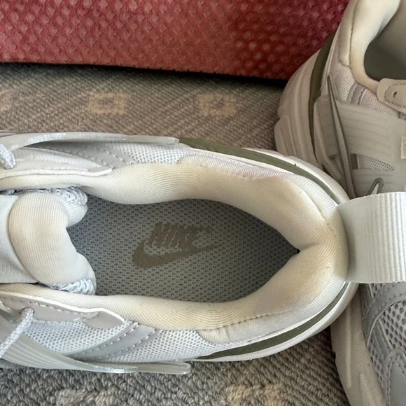 Nike Light Gray V2K Run Sneaker Brand New Never Worn - Picture 8 of 10